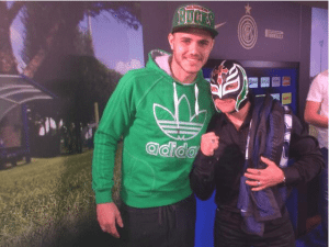 mauro Icardi insieme a Rey Mysterio ospite all'allenamento | Foto Twitter 