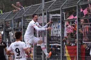 L'esultanza di Kyle Lafferty dopo il gol